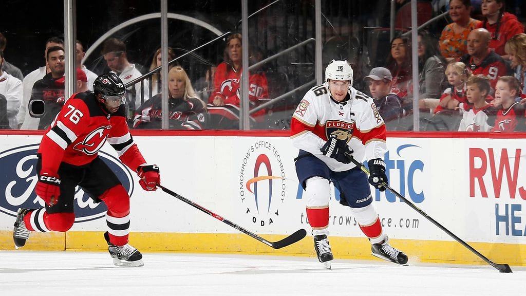 Aleksander Barkovin (oik.) edustama Florida Panthers juhli New Jersey Devilsiä vastaan.