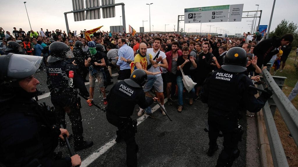 Mielenosoittajat ovat ottaneet toistuvasti yhteen poliisin kanssa lentokentällä ja läheisillä moottoriteillä.