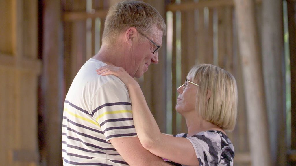 Jouko ja Lotta päätyvät kuin vahingossa hiukan tanssahtelemaan tunnelmallisessa ladossa.