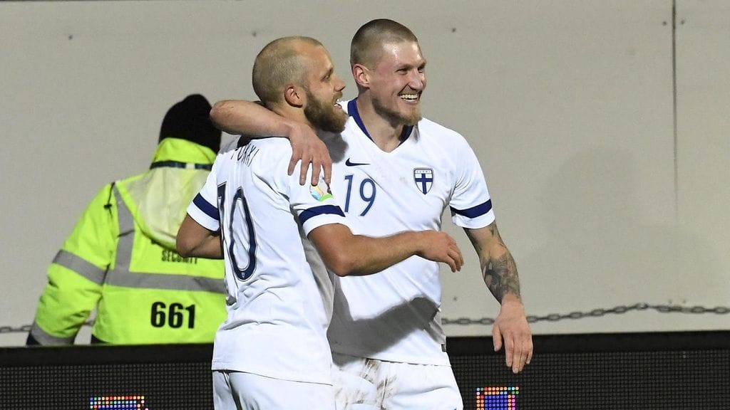 Joni Kauko juhlii maalia Teemu Pukin kanssa.