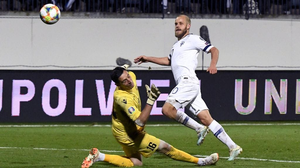 Teemu Pukki chippasi kaksi näppärää maalia Armenian verkkoon Turussa.