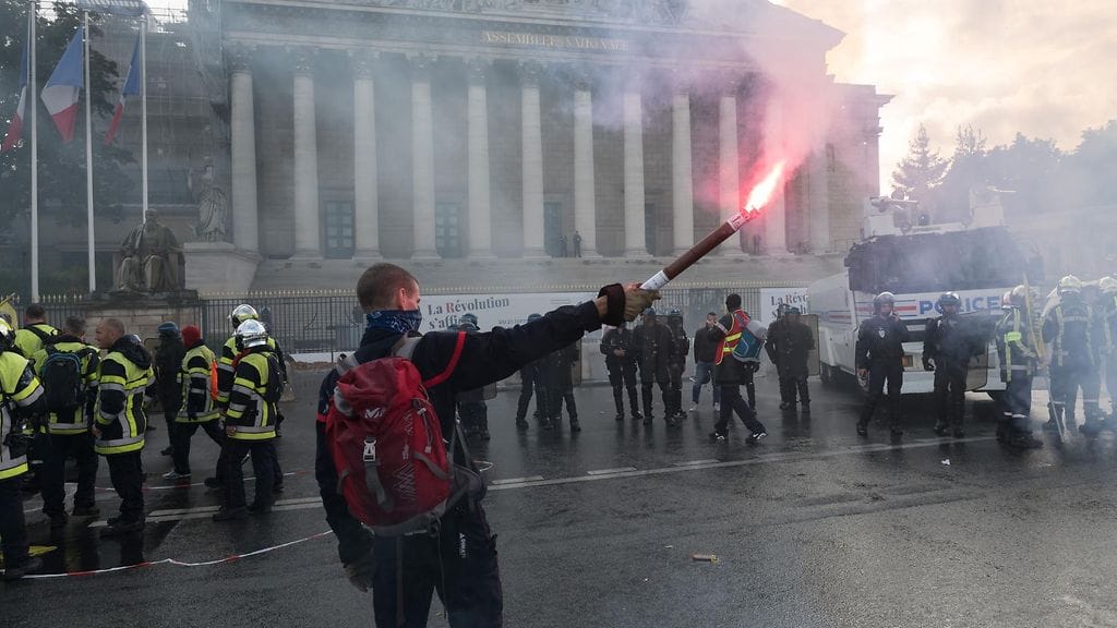 Palomiehet demonstroivat parlamentin edessä.