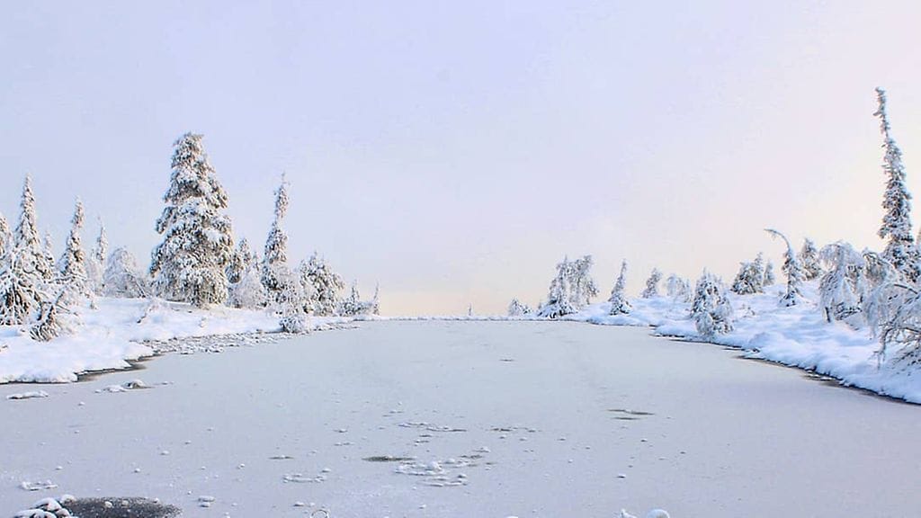 Riisitunturin kansallispuistossa Posiolla maa on jo valkea ja järvi jäässä.