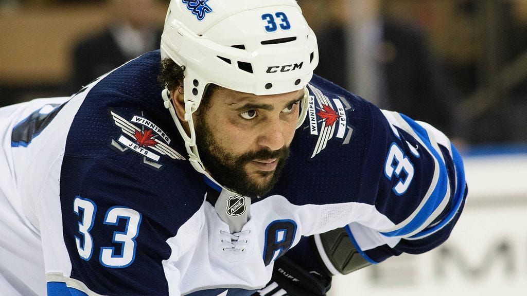 Dustin Byfuglienia (kuvassa) ei ole nähty NHL-kaukaloissa alkusyksyn aikana.