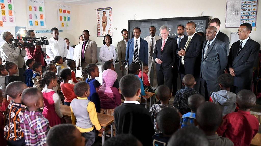 Tasavallan presidentti Sauli Niinistö vieraili Hamle 19 -ala-asteella Addis Abebassa Etiopiassa 16. lokakuuta 2019. Koulu on ollut Suomen valtion rahoituskohteena.