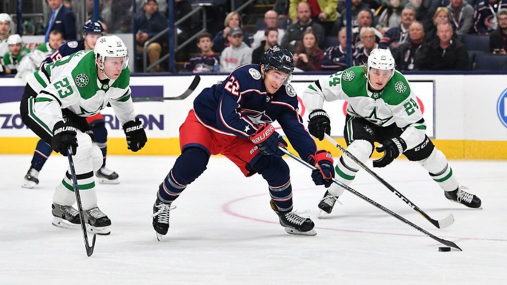 Columbus Blue Jacketsin Sonny Milano karkasi Dallas Starsin Esa Lindelliltä ja Roope Hintziltä.