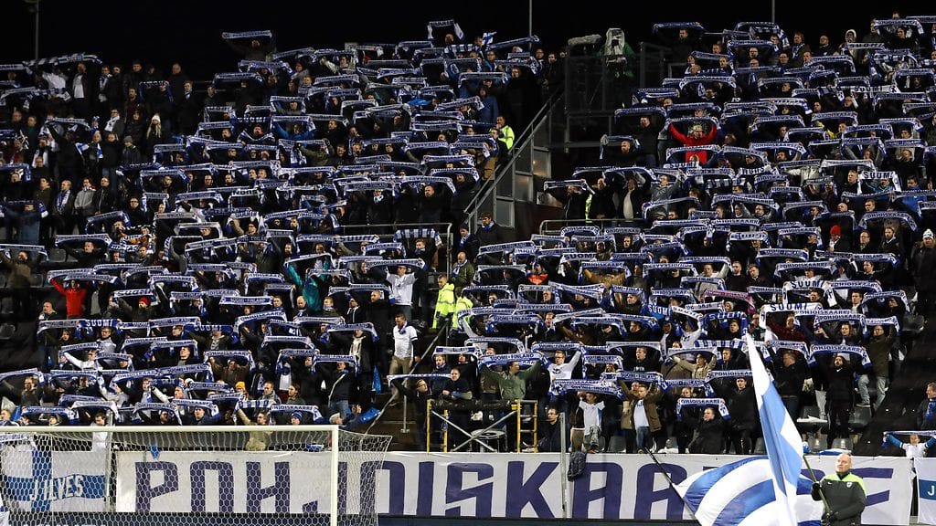 Suomen maajoukkuekannattajat ottivat omansa vastaan Turun Kupittaalla pelatussa Armenia-ottelussa.