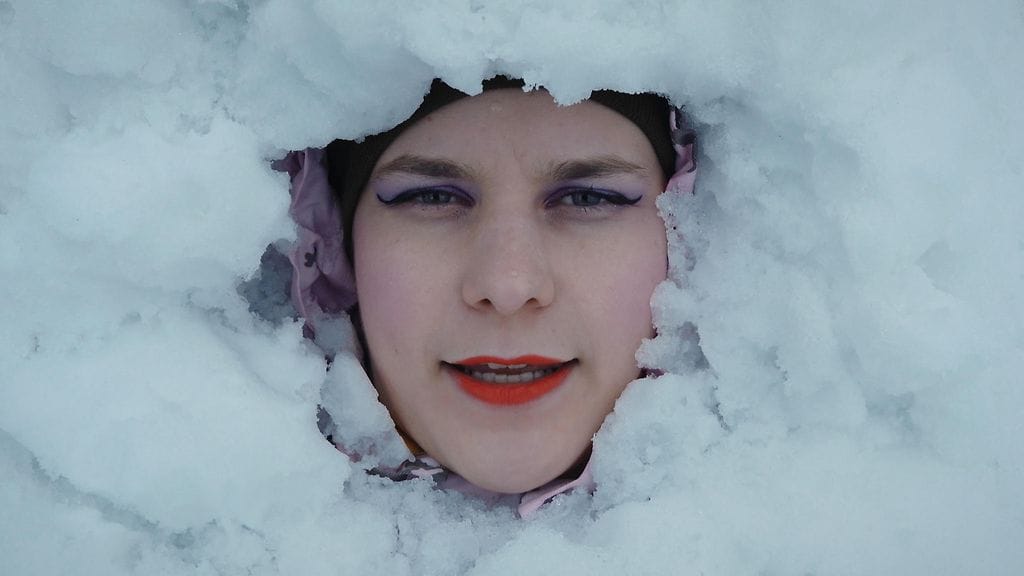 Ina Mikkola tapaa ilmastolakkoon osallistuneita nuoria.