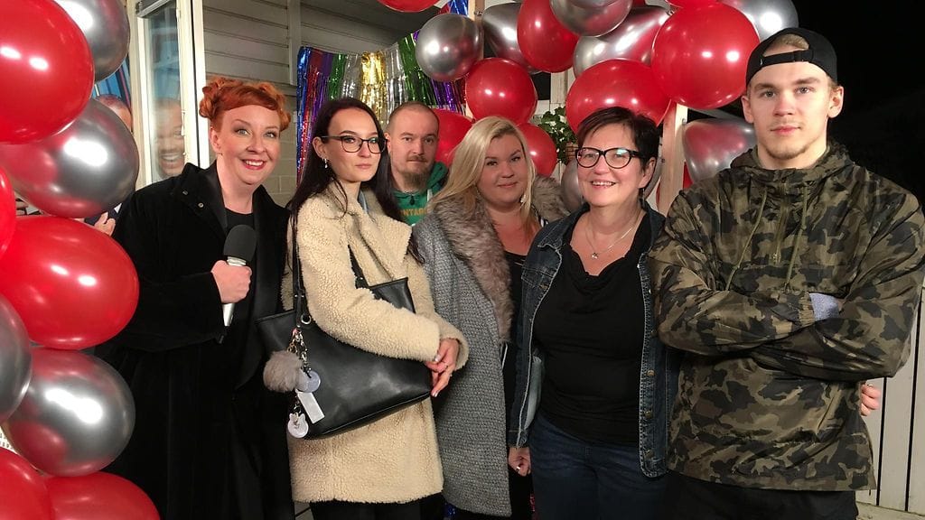 Huuman juontaja Jenni Kokander yllätti Kuvajan perheen. Kuva: Maria Aaltonen
