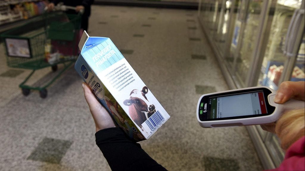 Henkilökunta demonstroi käsiskannerin käyttöä kuvausta varten Olarin Prismassa Espoossa 17. lokakuuta 2019.