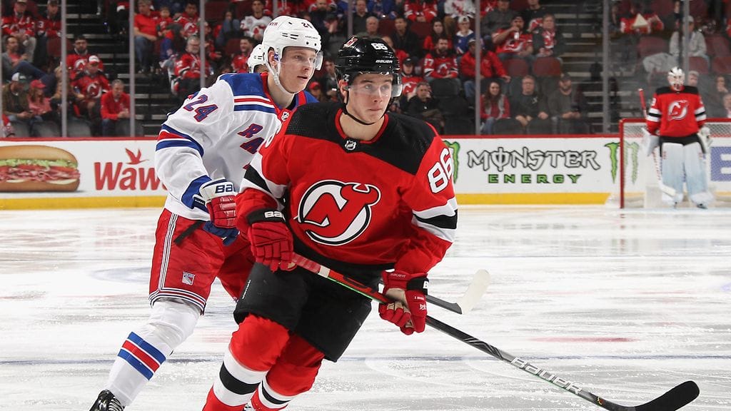 Kaapo Kakko (vas.) ja Jack Hughes olivat ensimmäistä kertaa vastakkain NHL-jäällä.