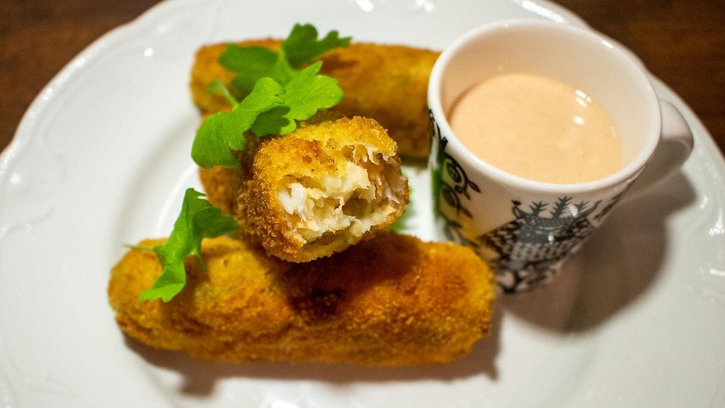 Nämä kalapuikot kätkevät rapean kuoren alle myös perunamuusia,