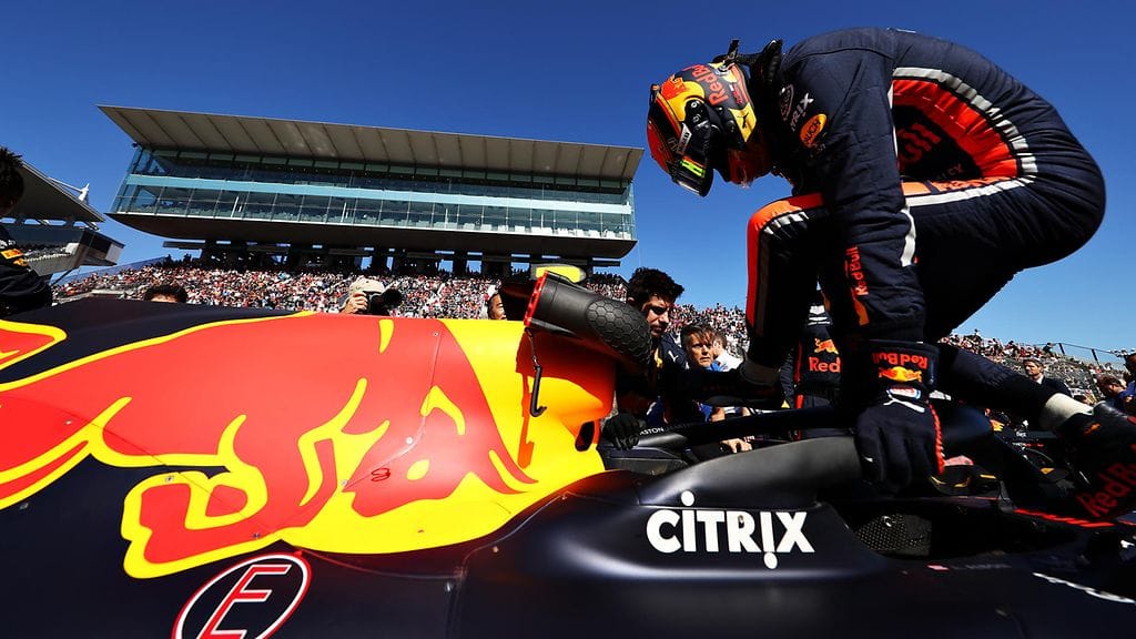 Alexander Albon on tiukasti kiinni Red Bullin ajopaikassa ensi kaudeksi.