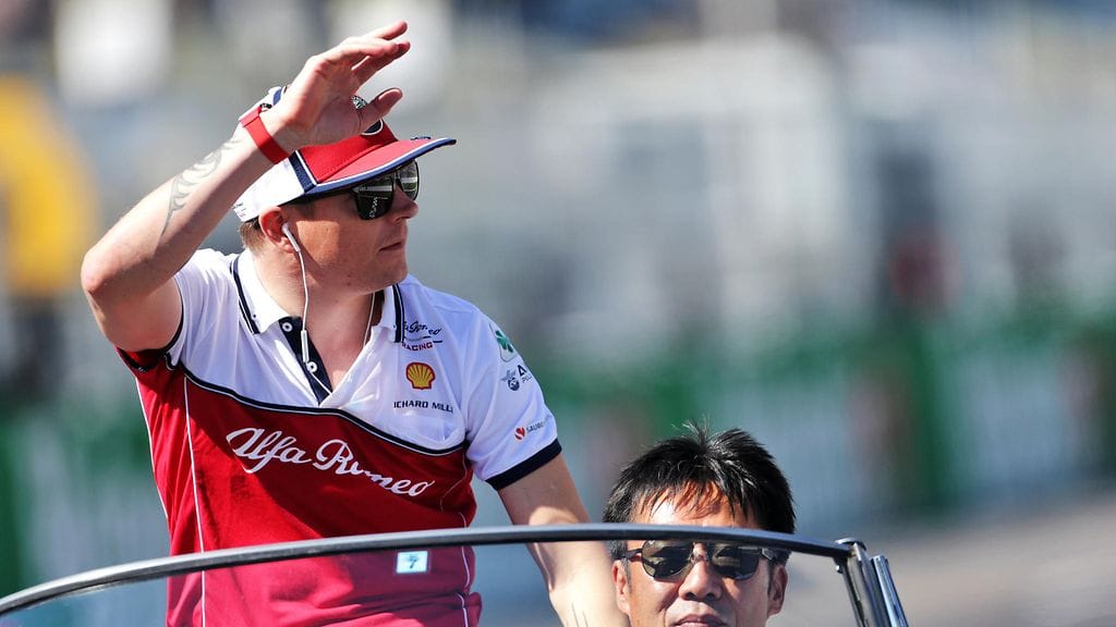 Kimi Räikkönen tervehti yleiösä Japanin GP:n viikonloppuna.