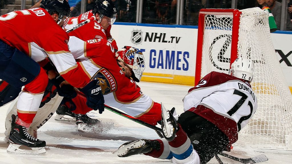 Joonas Donskoi taisteli kiekon avauserässä Florida Panthersin maaliin.