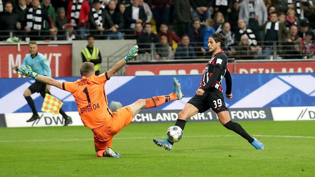 Frankfurt iski pallon kolmesti Lukas Hradeckyn selän taakse.