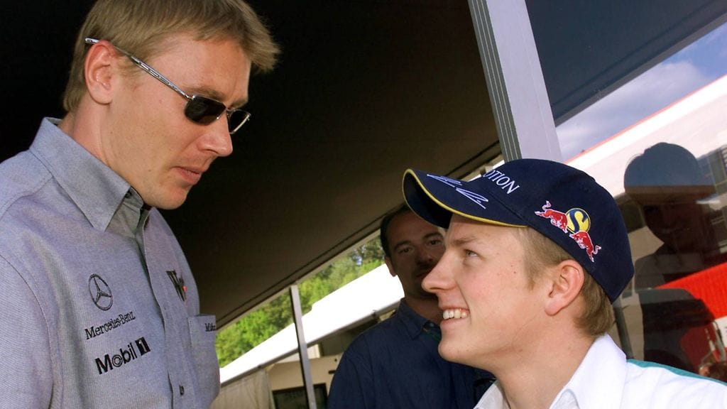 Kimi Räikkönen (oik.) ajoi debyyttikaudellaan 2001 Sauberilla, ja Mika Häkkinen lopetti tuolloin uransa McLarenilla.