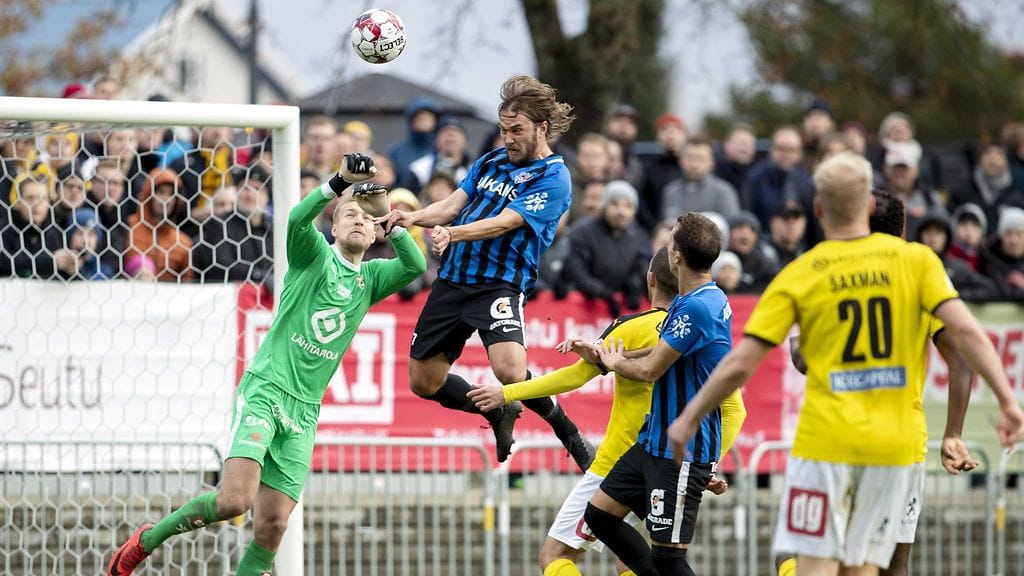 KuPS-vahti Otso Virtanen ja Interin Mika Ojala taistelivat pääpallosta avausjaksolla.