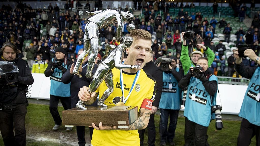 Pennanen vastaanotti Veikkausliigan voittopokaalin.