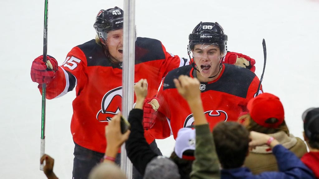 Jack Hughes juhli ensimmäistä NHL-maaliaan.