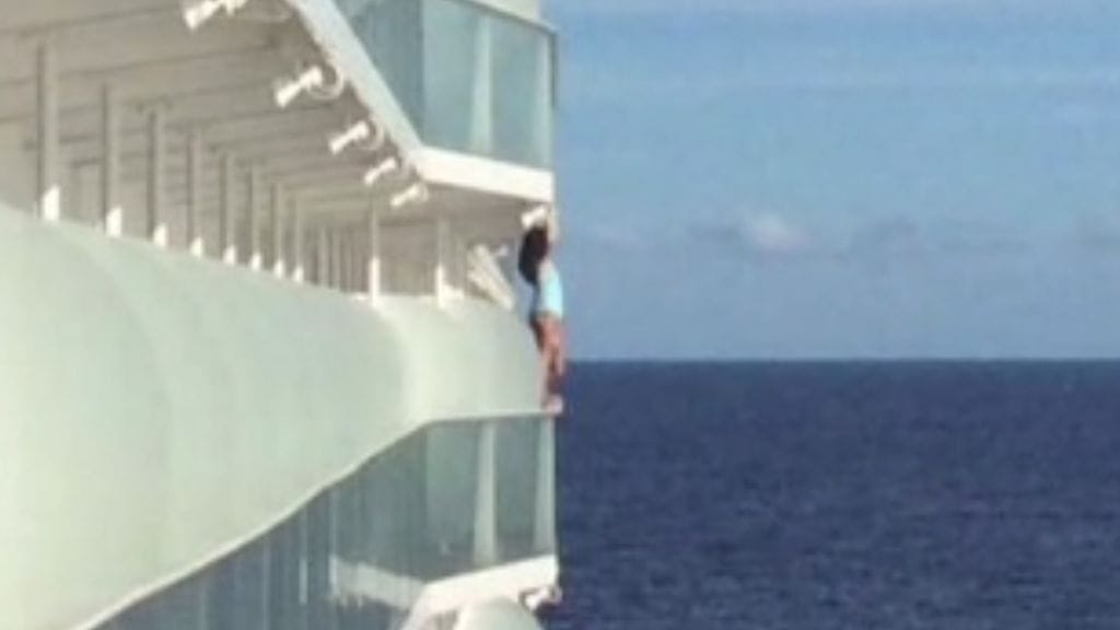 Ja tämän päivän "selfiekuningattaren" titteli voidaan antaa oikeutetusti tälle naiselle, jonka kuvausvimma johti ikuiseen porttikieltoon risteilijälle.