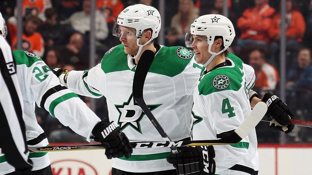 Corey Perry ja Miro Heiskanen tuulettivat Dallas Starsin kolmatta maalia Philadelphia Flyersia vastaan.