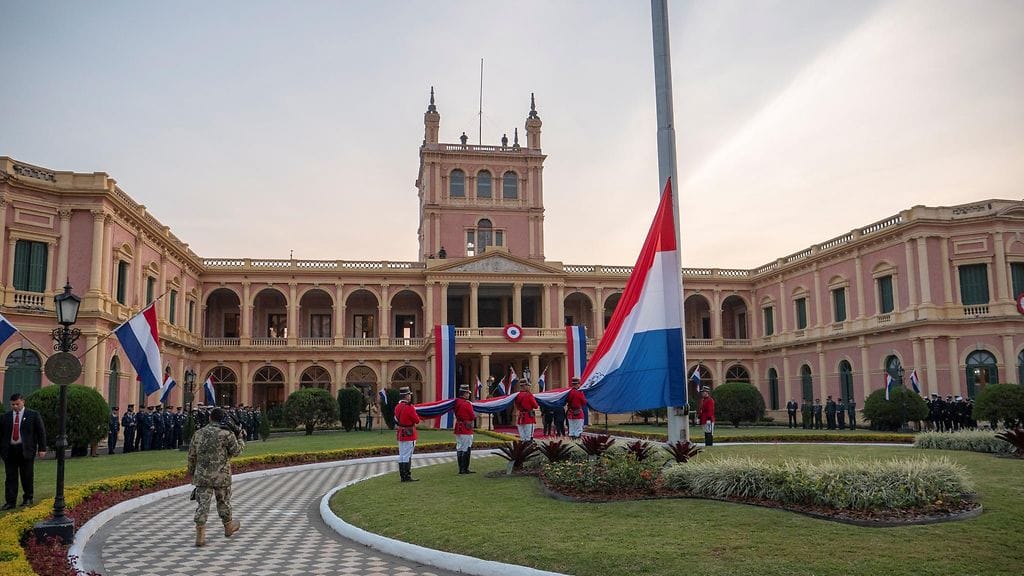 Paraguaylaisviranomaiset syyttävät mieskolmikkoa seippauksen lisäksi yrityksestä horjuttaa maan hallitusta.
