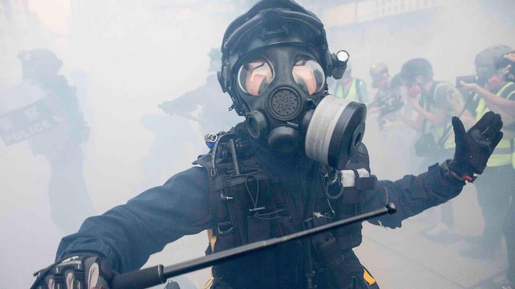 Protestiin osallistui kymmeniä tuhansia ihmisiä. Mielenosoittajien tavoitteena on edelleen pitää yllä painetta Kiinan erityishallintoalueen ja Manner-Kiinan johtoon.