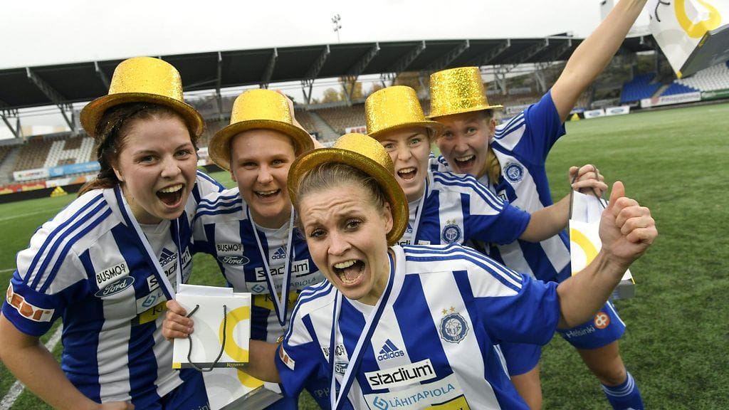 HJK:n naiset juhlivat Suomen mestaruutta.