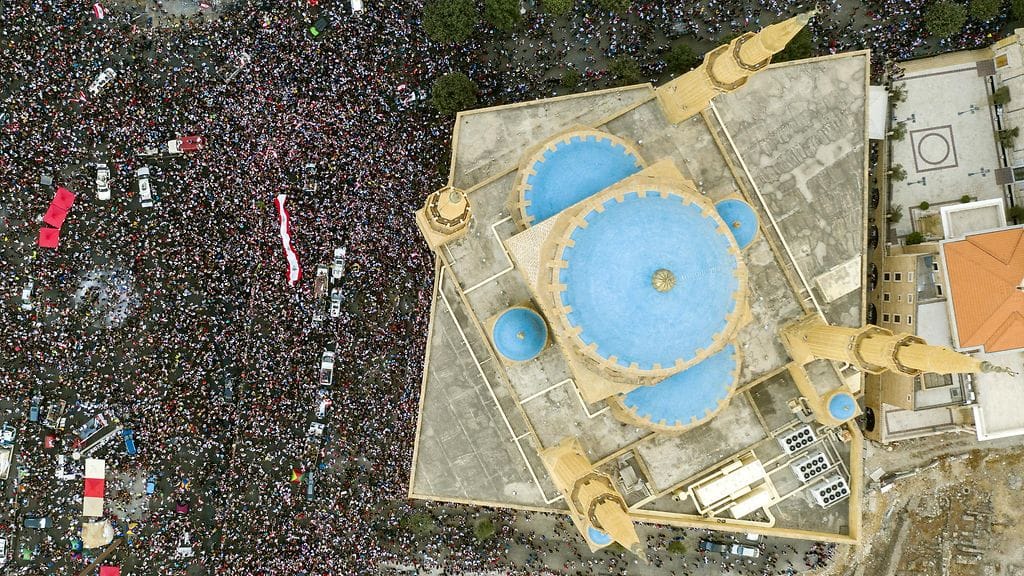 Libanonilaiset osoittivat mieltä hallitusta vastaan Muhammad al-Aminin moskeijan edustalla maan pääkaupunki Beirutissa.