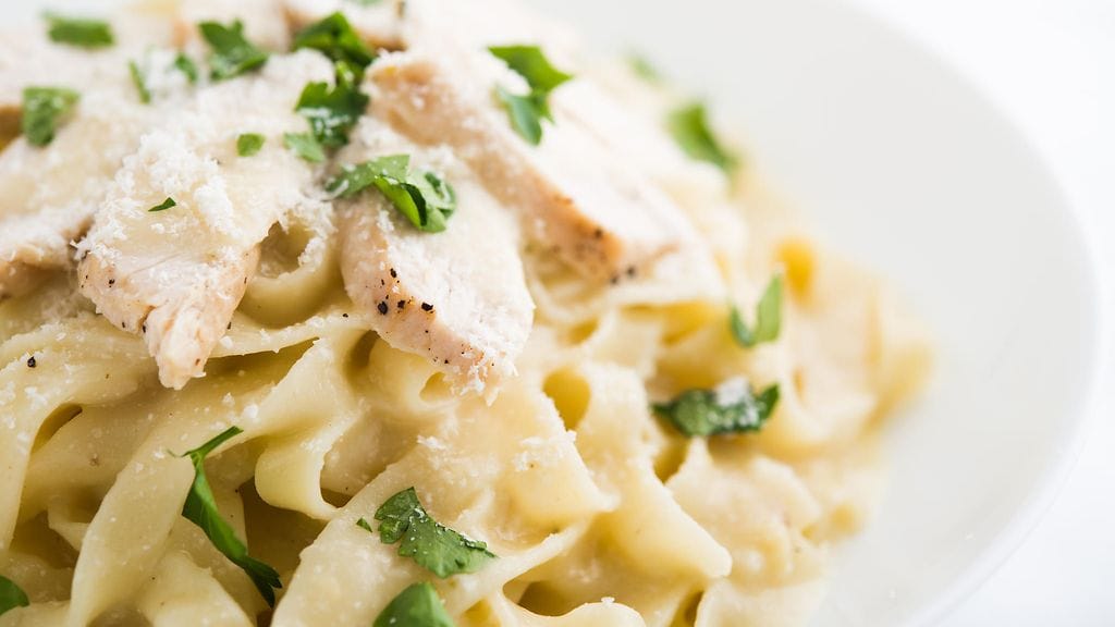 Kanaa Alfredon tapaan on nykypäivänä suosittu italialais-amerikkalainen arkiruoka.