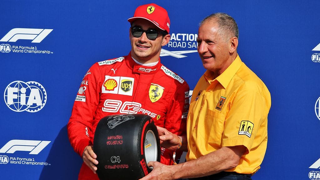 Jody Scheckter oli Monzassa ojentamassa paalupaikkapalkintoa Charles Leclercille Monzassa.