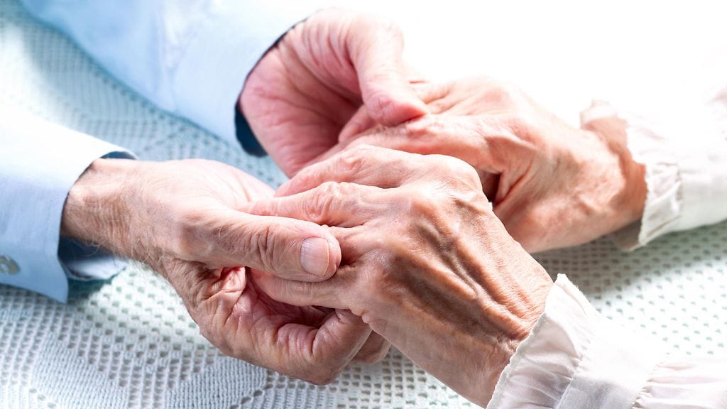 Yhdysvaltalaispari on pitänyt toisiaan kädestä yli seitsemän vuosikymmenen ajan. Kuvituskuva.