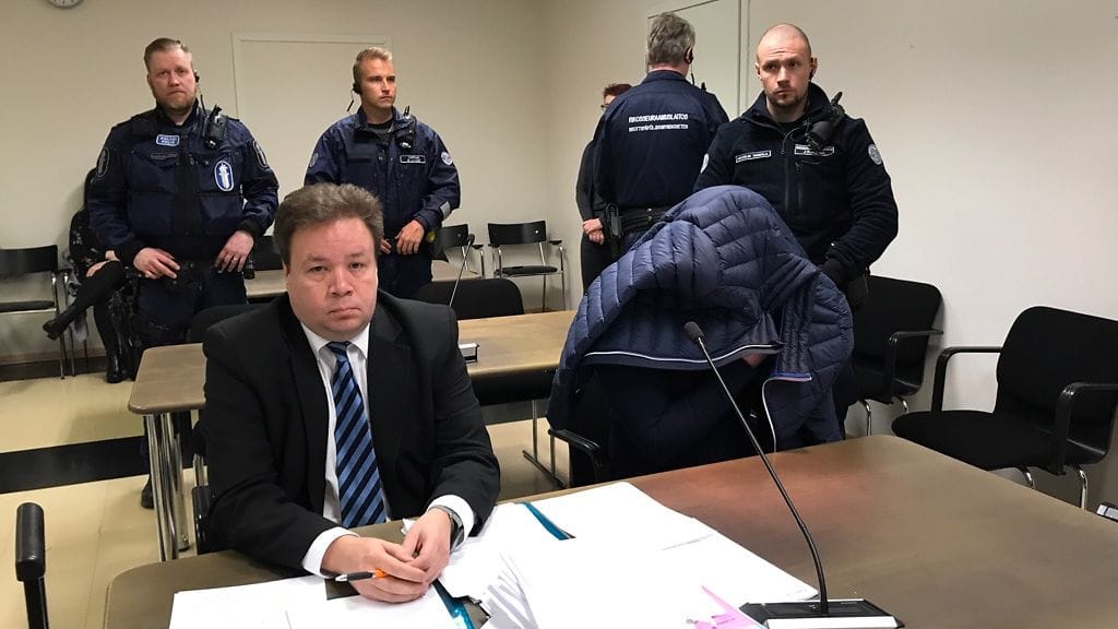 Kuvassa oikealla Anni Törnin taposta käräjäoikeudessa tuomittu Jukka Hyttinen. Vasemmalla hyttisen avustaja Jyrki Piiparinen.