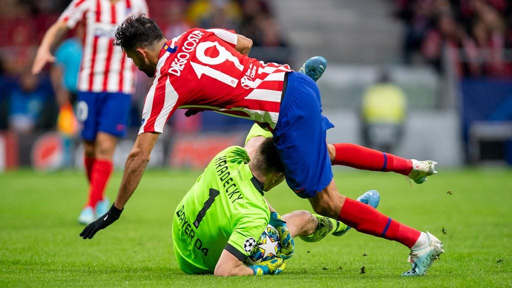Lukas Hradeckyn edustama Bayer Leverkusen joutui taipumaan Atletico Madridille.