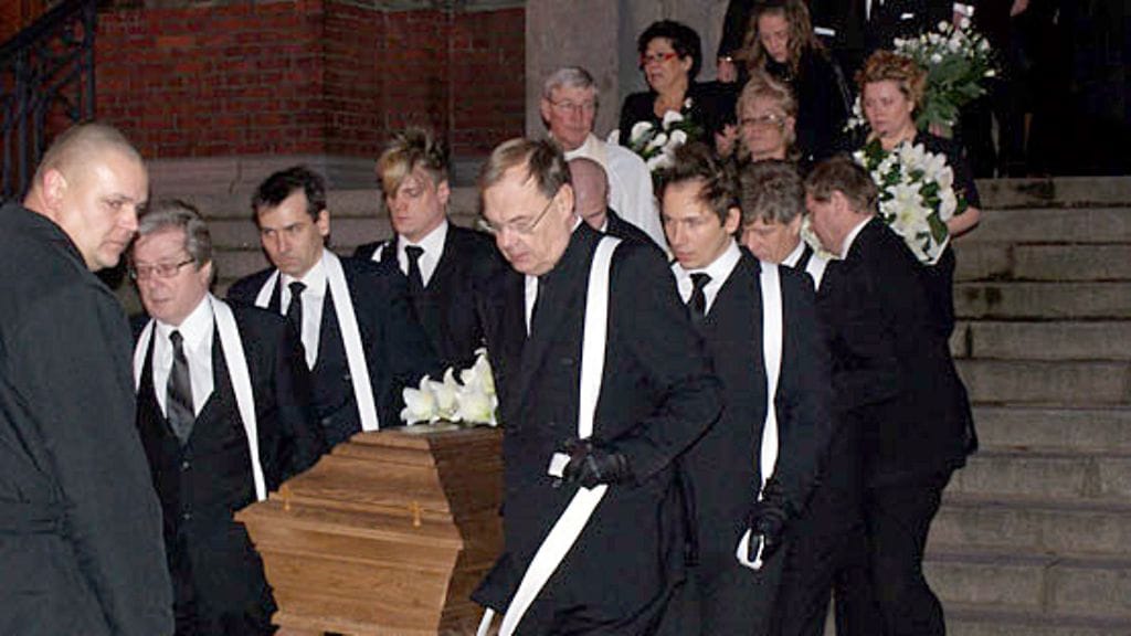 Ere Kokkosen arkkua oli kantamassa muun muassa Markku Veijalainen. (Kuva: Mikko Kormilainen)