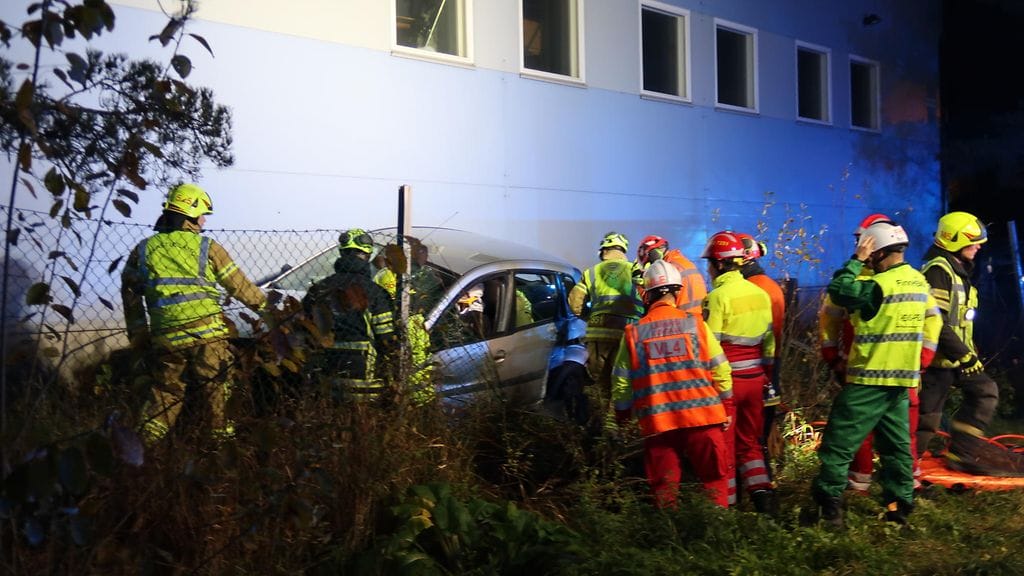 Onnettomuuden seurauksena yksi henkilö jäi ajoneuvoon puristuksiin.