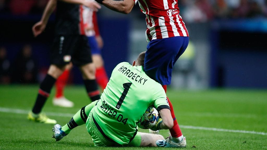 Lukas Hradecky joutui antautumaan kertaalleen Atletico Madridin vieraana.