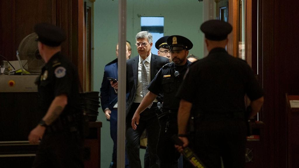 William Taylor saapui kuulemiseen vahvojen turvatoimien saattelemana.