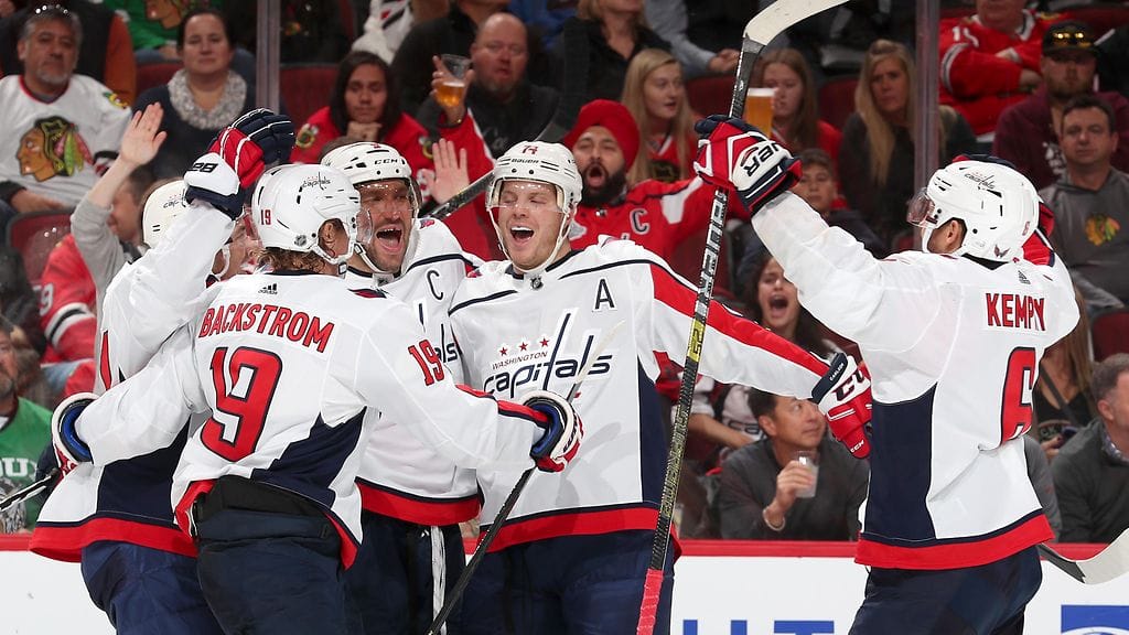 John Carlson juhlii yhtä kauden monista onnistumisistaan.