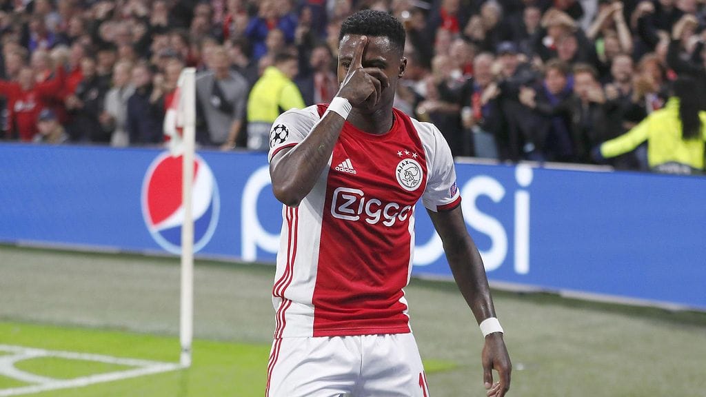 Ajaxin Quincy Promes ehti jo tuulettaa maaliaan, mutta osuma hylättiin paitsion myötä.