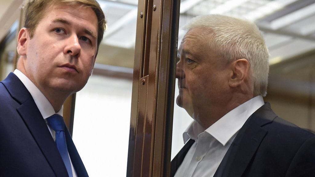 Entinen rajavartija Frode Berg (oikealla) tuomittiin vakoilusta 14 vuoden vankeuteen. Vasemmalla on hänen asianajajansa