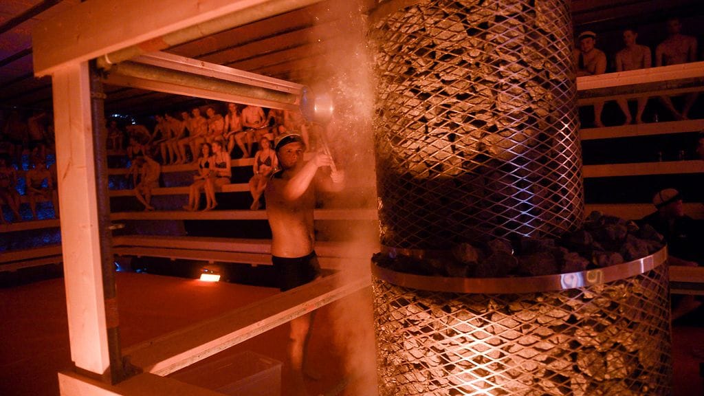 Pohjoismaiset saunatapaamiset eivät välttämättä miellytä kaikkia kansainvälisiä vieraita. Kuvituskuva.