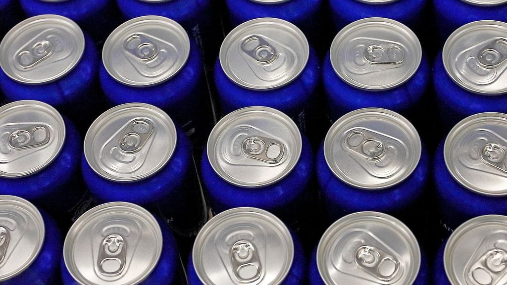 Salaa kuvatulla videolla näkyy, miten työntekijät pystyvät ostamaan toimiston limsa-automaatista nelosolutta.