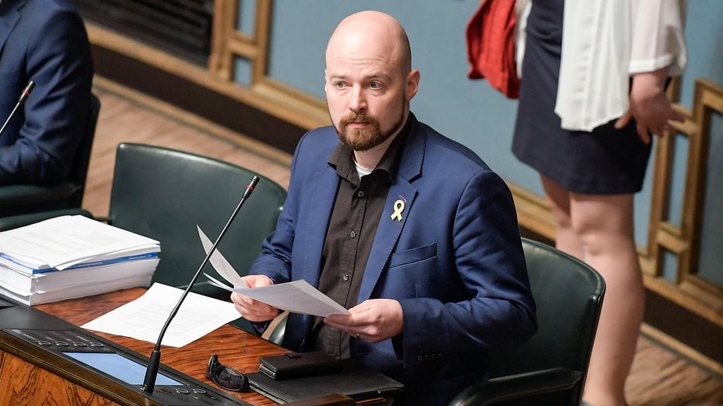 Kansanedustaja Mikko Kärnä (kesk.) myöntää harrastaneensa seksiä muiden naisten kanssa samalla, kun on ollut parisuhteessa.