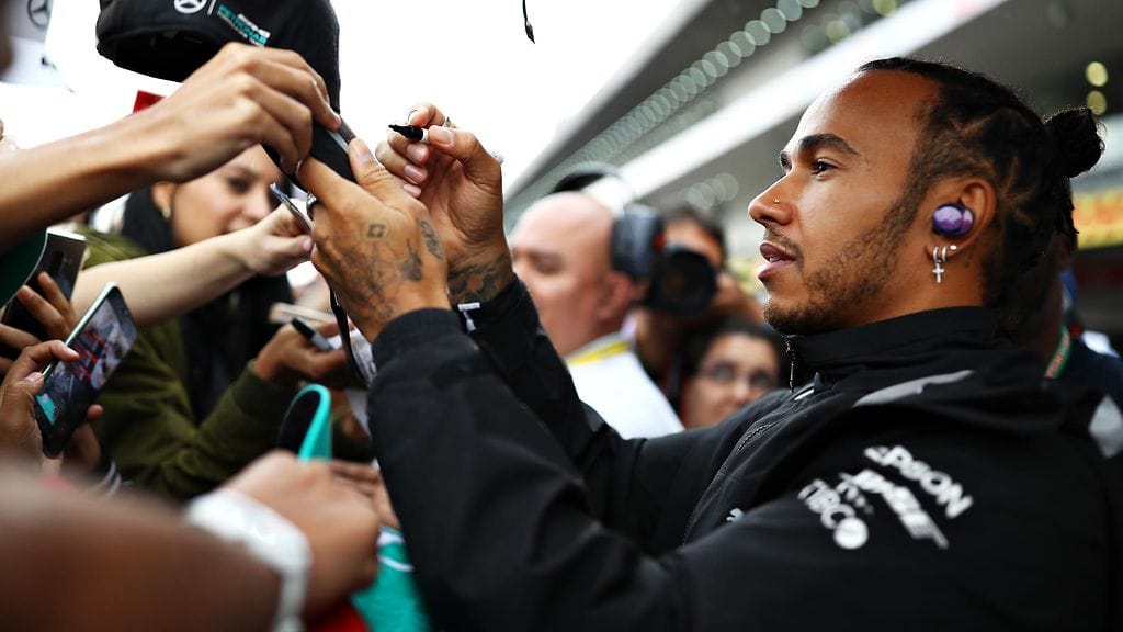 Lewis Hamilton kertoo luopuneensa kaiken muovisen tuomisesta kotiinsa.