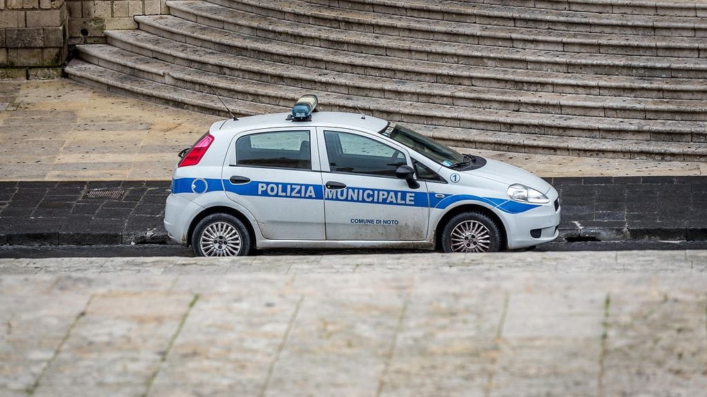 Sisilian poliisipartion auto. Arkistokuva, kuvan auto ei liity tapaukseen.