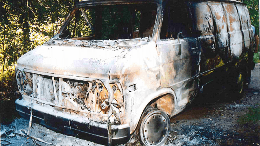 Poliisi julkaisi kuvan poltetusta pakoautosta. Epäillyt olivat varastaneet sen aiemmin Helsingistä.