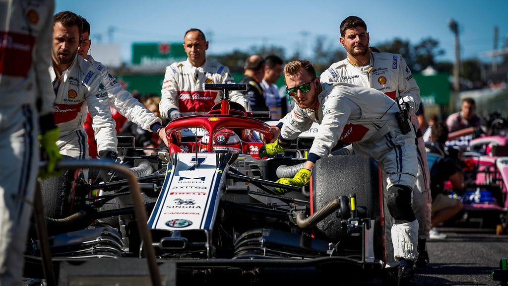 Kimi Räikkösen autoa työnnetään lähtöruudukkoon.