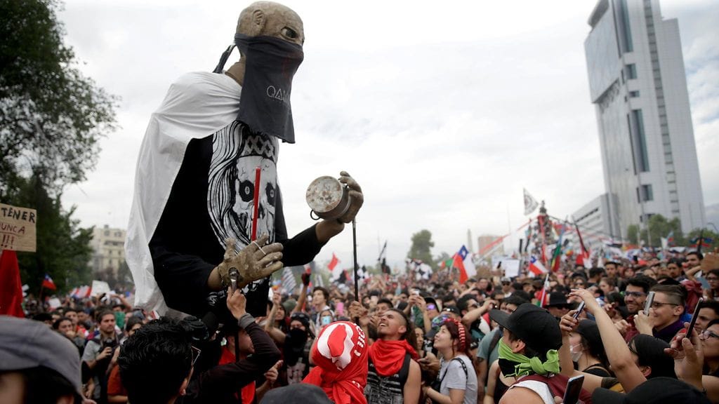 Mielenosoitus Plaza Italia -aukiolla Santiagossa eilen.